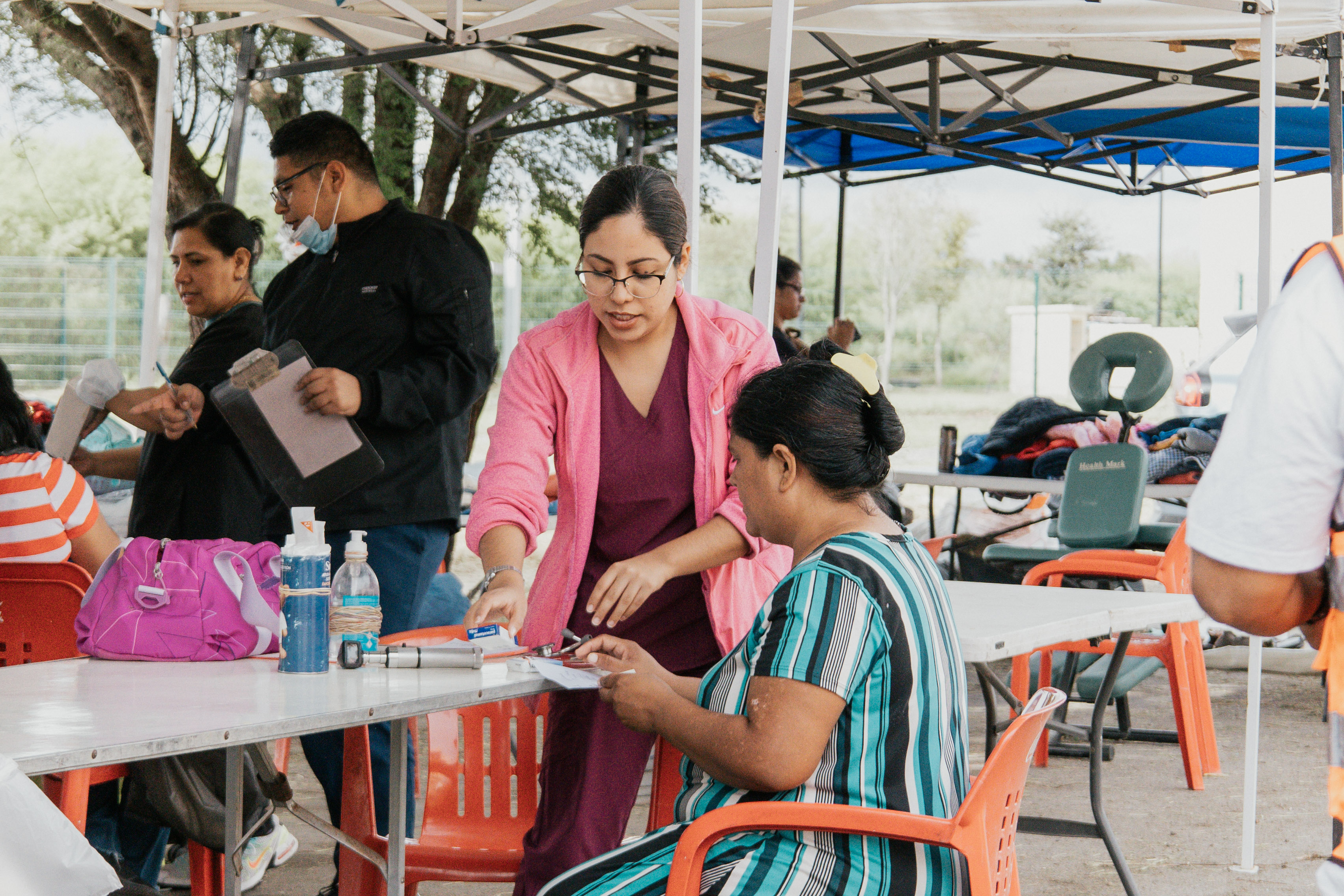 Voluntarias atendiendo a los asistentes